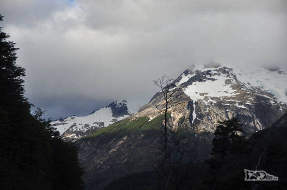 Montanhas e geleiras cercam e delimitam o Valle Los Exploradores, perto da Carretera Austral, região de Puerto Rio Tranquilo, no sul do Chile